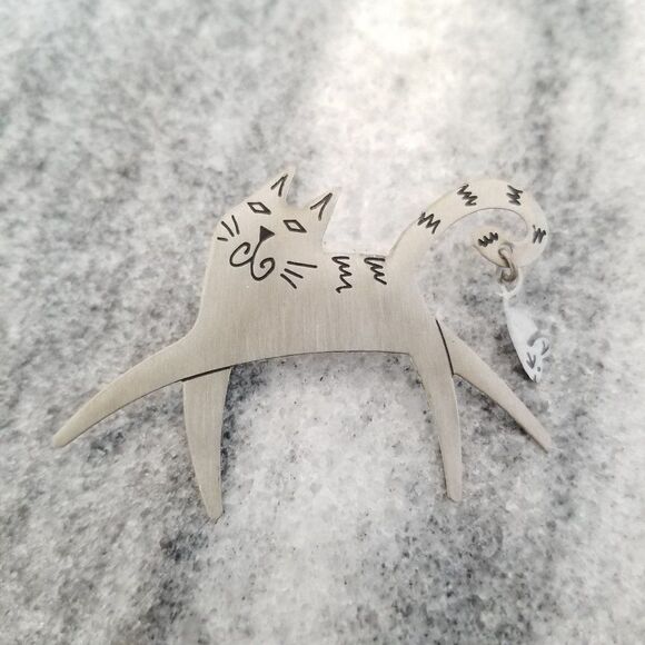 Vintage Sassy Cat with a Mouse Dangling From Tail, Silver Tone, Brooch Lapel Pin - Picture 1 of 4